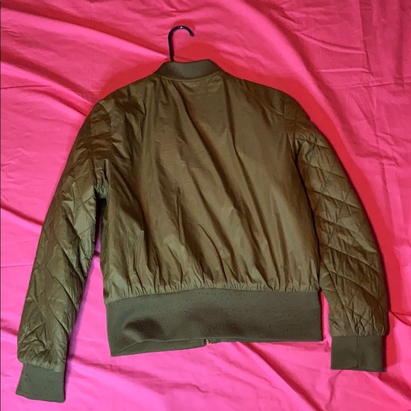 A jacket - Picture 4 of 4